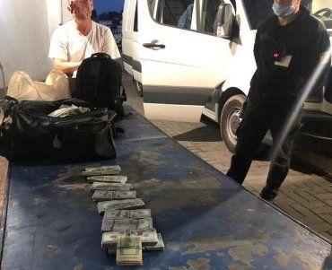 Не повезло: Контрабандную валюту и гаджеты обнаружили пограничники на пункте пропуска Краковец (ФОТО)
