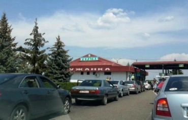 В Закарпатье на украинско-венгерской границе стоят сотни машин - очередь не уменьшается