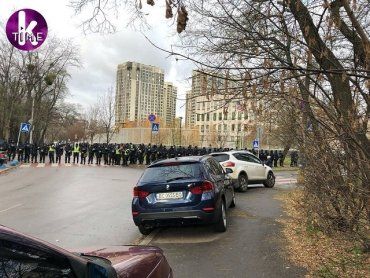 Перфоманс возле посольства США в Киеве 