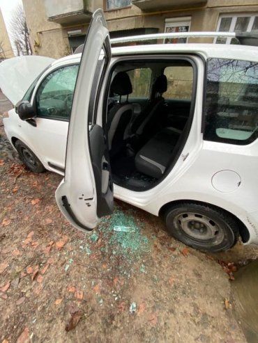В Закарпатье неизвестные разбили стекло и "обчистили" авто 
