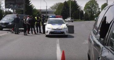 Ни царапины: На въезде в Мукачево пьяный велосипедист влетел в легковушку и остался цел