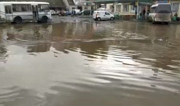 Последствия плохой погоды: Передвигаться на автовокзале в Межгорье можно только на лодке