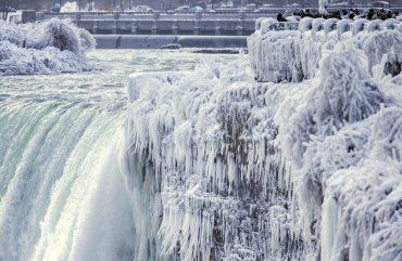 Скованная льдом Ниагара: Водопад частично замерз