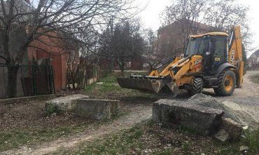 С помощью спецтехники в Ужгороде демонтируют незаконные ограничители движения