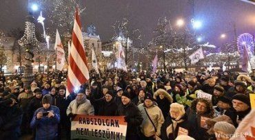 Протестующие в Будапеште недовольны принятым, коррупционной властью законом