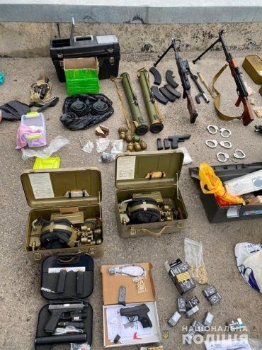 В Харькове мужчина хранил в гараже огромное количество оружия и боеприпасов