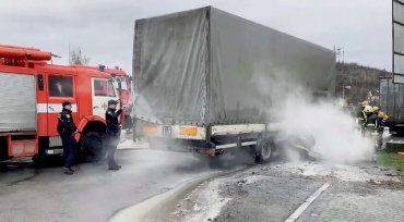 В Закарпатье загоревшийся на дороге грузовик удалось потушить спасателям