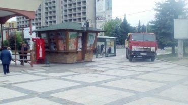 Ужгородцы, будьте осторожны!: На стройке возле универмага "Украина" агрессивные водители