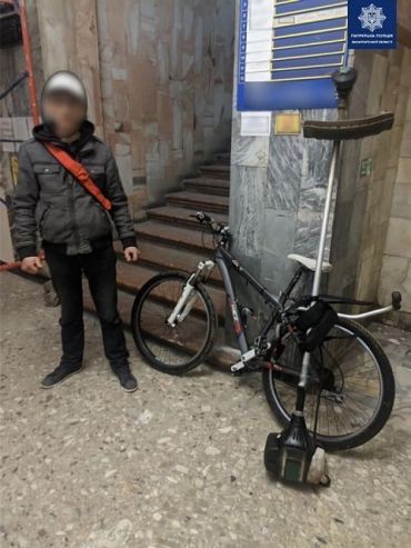  В Закарпатье странный велосипедист с бензокосой на плечах вызвал подозрения у патрульных