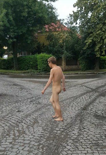 Псих или протест? : В Ужгороде гуляет голый парень