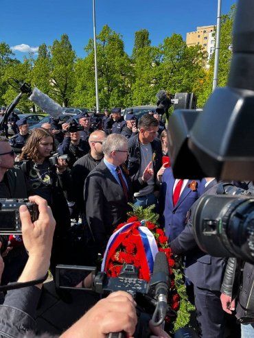 Под звуки воздушной тревоги посла РФ не пустили к мемориалу в Варшаве 