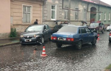 Полиция в Мукачево выясняет обстоятельства столкновения трех автомобилей