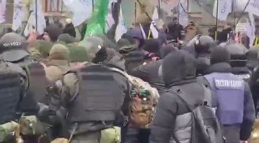 Протест под ВР: В Киеве начались стычки ФОПов с силовиками