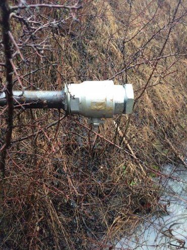 В Закарпатье охранники обнаружили в поле врезку в нефтепровод