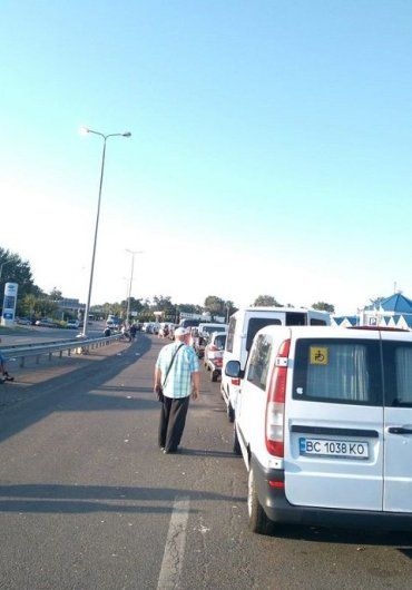 В Закарпатье на границе огромные очереди, количество авто перевалило за 500, готовьтесь ждать часами