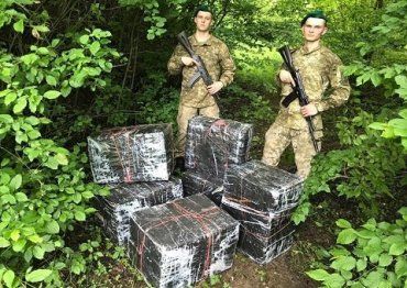 За 50 метров до границы с Румынией контрабандисты выкинули 6 тюков с табаком