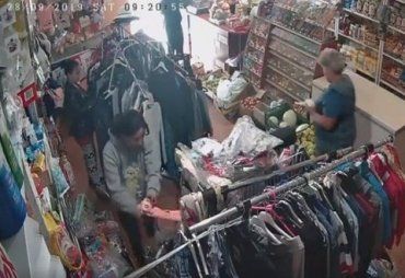 Владелица магазина в Закарпатье опубликовала в сети как цыгане воруют