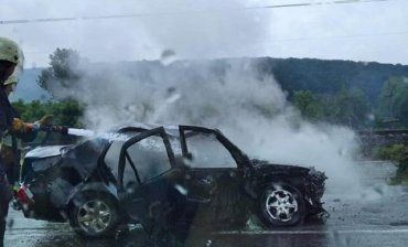 Жуткая авария возле Ужгорода: Hyundai в кювете, Geely сгорела до тла