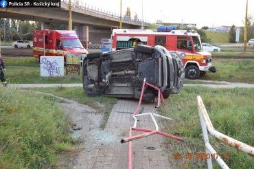 Пьяное ДТП в Словакии: Dacia проломила ограждение и упала с моста 