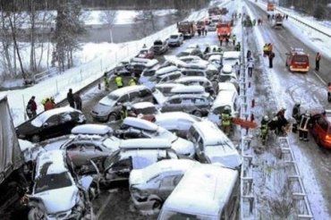 Появились кадры крупного ДТП в Америке: из-за сильного снегопада столкнулось полсотни авто
