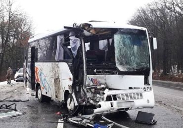 Ехали в Закарпатье: В Венгрии автобус с эвакуированными украинцами попал в ДТП, всех забрала "скорая"