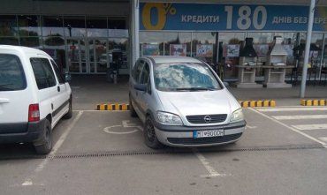 В Закарпатье на местах для инвалидов поймали более 50 припаркованных "оленей"