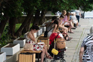  В Ужгороде на Почтовой появилось 8 "зарядных" скамеек