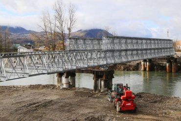 В Закарпатье собирают первый модульный мост, который передали США 