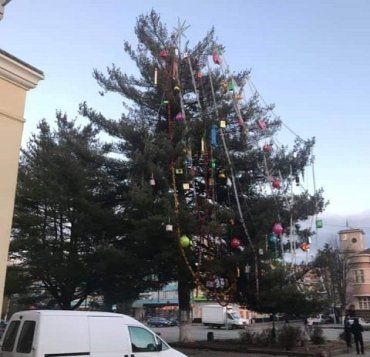 "Такого кошмара еще не видела": народ прикалывается над главной елкой Свалявы 