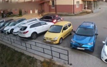 В Ужгороде "олень" на BMW задним ходом "оприходовал" два авто