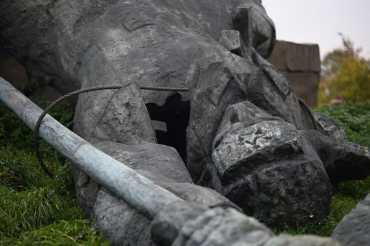 В Ужгороде снесли монумент советским воинам