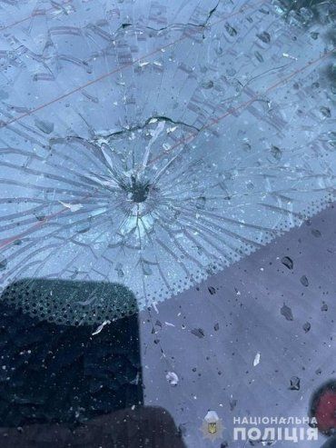 В Ужгороде из рогатки расстреляли патрульную машину полиции