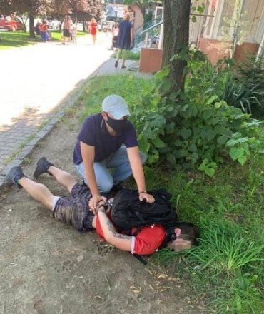 В областном центре Закарпатья полицейские провели оперативную закупку и задержали наркодилера