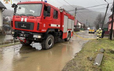 Сёла в Закарпатье уходят под воду: Испуганные люди едва успевали выбираться из домов