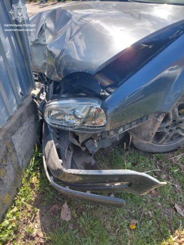 В Закарпатье "шумахер" под кайфом жестко припарковался в забор жилого дома 