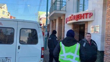 Полиция окружила вход: Один из участников перестрелки может находится в клинике в Ужгороде