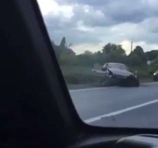 В соцсетях появилось видео с места ДТП в Закарпатье: Автомобилю снесло переднюю часть 
