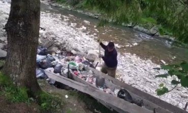 В Синевире очевидцы сняли, как мужик сгружает в речку целый прицеп мусора