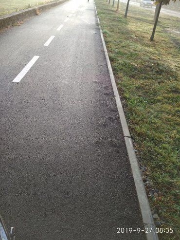 В Закарпатье новенький тротуар-велодорожка покрывается трещинами