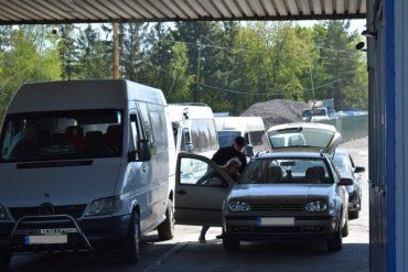 "Угорський напрямок" на кордонах Закарпаття "забитий" автівками бажаючих виїхати в Європу