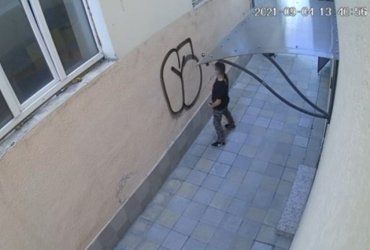 В Ужгороде парень оставил на стене здания "шедевр" и попал на видео 