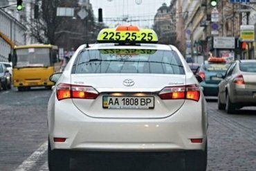 Легальным такси разрешили ездить по полосам для общественного транспорта 