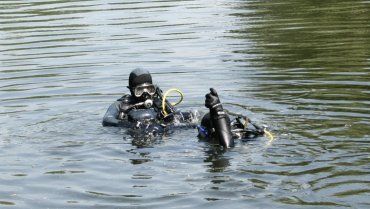 На Закарпатье больше суток водолазы прочесывают дно пруда в поисках трупа