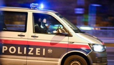 В столице Австрии украинец в трусах накостылял двум полицейским