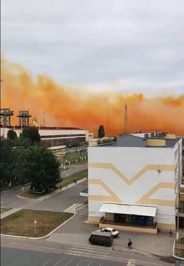  На химическом заводе близ Ровно произошел взрыв на производстве азотной кислоты.
