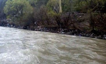 Берега рек в Закарпатье покрыли горы мусора