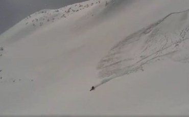 В Карпатах сноубордиста чуть не накрыло лавины