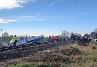 В Венгрии поезд столкнулся с грузовиком, сошел с рельсов и рухнул в кювет, погибли люди