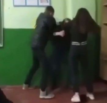 Видео жестких "разборок" в школе в Закарпатье появилось в сети