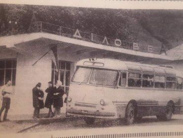 Как выглядела автобусная остановка в Закарпатье десятки лет назад